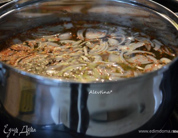 Приготовим в большой кастрюле маринад. Луковицу ½ часть мелко порежем, чеснок раздавим, имбирь 1 см трем на терке, добавим все специи из списка. Доведем до кипения.
