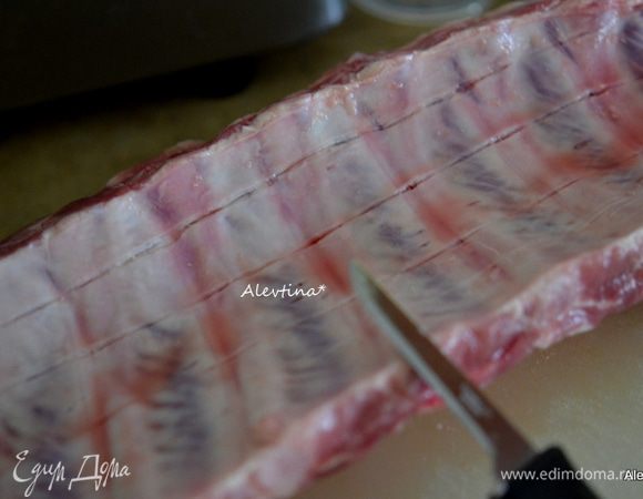 Свиные ребрышки куском повернем костями вниз, проведем вдоль острым ножом 2-3 линии как на фото. Это для того, чтобы маринад хорошо впитался.
