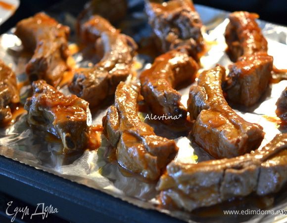 Ребрышки смажем готовым соусом барбекю со всех сторон. Выложим на противень с фольгой и готовим 15 мин режим "бройл" или в духовке при тем-ре 200С. Вновь вернем на стол и смажем второй раз на 15 мин.