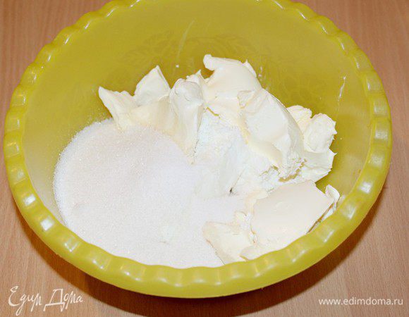 В это время соедините маскарпоне, творог, сахар, ванилин перемешайте.