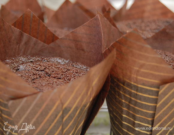 Капсулы для капкейков вставить в силиконовые формочки. Заполнить тестом на 2/3. Выпекать при температуре 180С около 22-25 минут. Готовность – сухая лучина.
Остудить капкейки. Отсадить крем из кулинарного мешка с насадкой звездочка.
