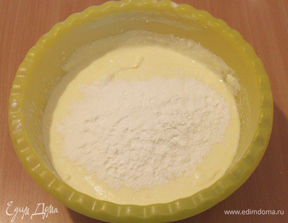 Просейте поверх получившейся массы 40 г крахмала, перемешайте.