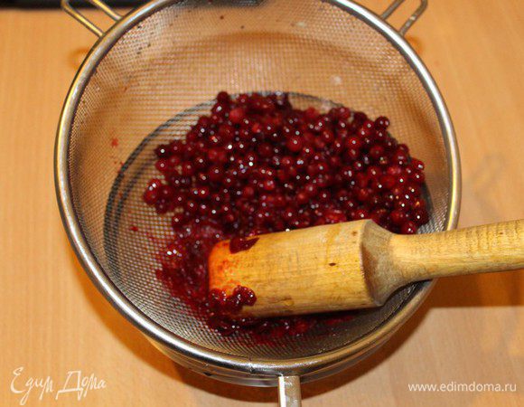 Бруснику разморозить, протереть через сито, должно получиться 80 мл сока.