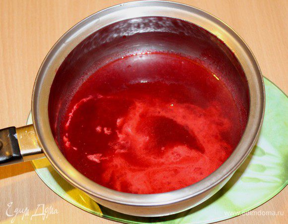 Брусничный сок доведите до кипения. В 1 ст. л. холодной воды разведите 1/2 ч. л. крахмала и добавьте к соку. Потомите, помешивая, 1 минуту. Снимите с огня и дайте остыть.