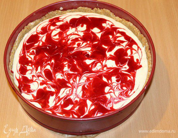 Затем оставшуюся творожную массу и остатки ягодного сока и снова сделайте на твороге полоски. Выпекайте в горячей духовке час.