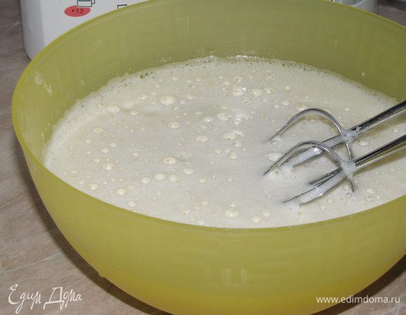 Взбить яйца 5 ст. л. горячей воды и сахаром. Если яйца крупные, то нужно взять 4 яйца.