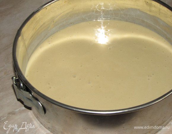 Добавить дважды просеянную муку с разрыхлителем и крахмалом. Аккуратно перемешать. Выложить дно формы (22 см) пергаментной бумагой, смазать ее маслом, бока формы не смазывать. Вылить тесто и выпекать в духовке 35 минут при температуре 180С.