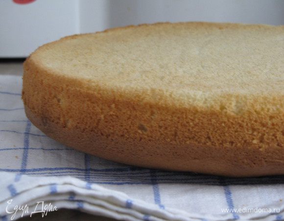 Готовый бисквит вынуть из формы и дать отдохнуть 4-5 часов.