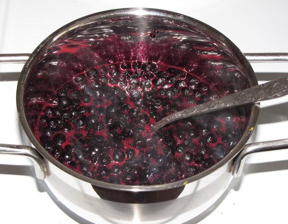 Приготовить крем. Чернику сварить с сахаром на слабом огне, 5 минут. 