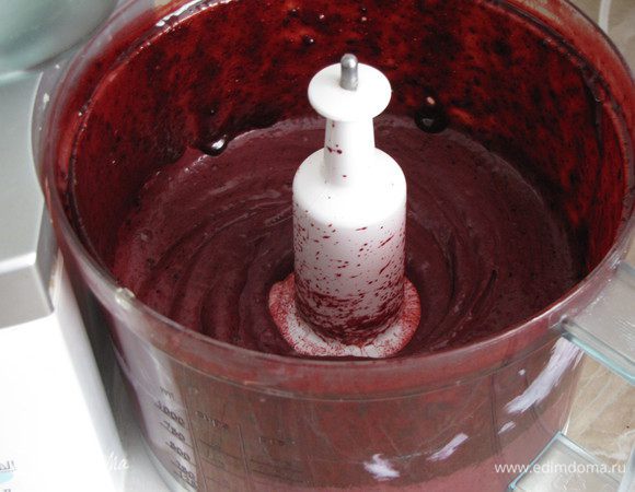 Добавить сливочный сыр, еще раз пробить. Вместо Филадельфии можно взять маскарпоне.