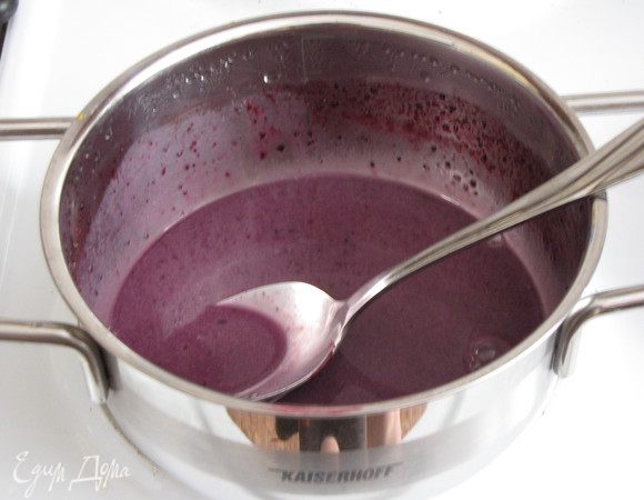 Листовой желатин замочить в небольшом количестве воды, оставить на 15 минут. Затем отжать и разогреть в двух ложках крема, не допуская кипения. 