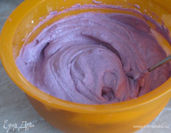 Желатин немного остудить и добавить в кремовую массу. Отдельно взбить 300 мл. сливок и аккуратно ввести в крем. Если сливки плохо взбиваются, то можно добавить закрепитель сливок или соль четверти лимона. Наш крем готов, его пока можно отставить в сторону и заняться бисквитом.