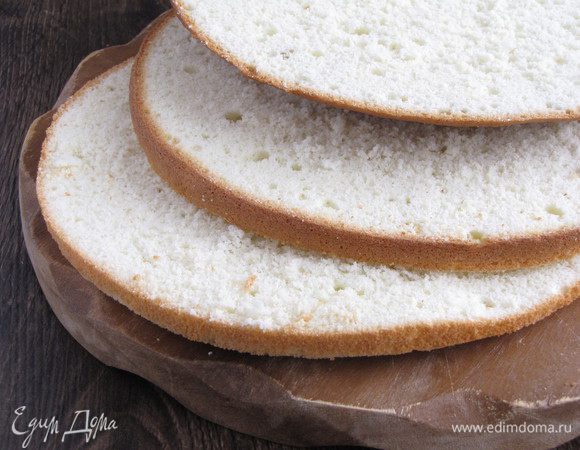 Разрезать бисквит на три части так, чтобы одна часть была тоньше, чем две остальные.