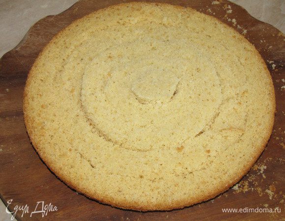 Затем нам нужно разрезать каждый толстый корж на 5 колец. Так как форма у нас 22 см, то кольца будут толщиной примерно 2 см. Для этого нам понадобится острый нож и аккуратность. Начинаем разрезать, отступив 2 см от края. Затем, отступив от линии разреза еще 2 см, сделать новый разрез по кругу и т.д. пока не получится 5 колец. Чем аккуратнее вырезать кольца, тем эффектнее будет результат. Можно приготовить шаблоны из бумаги и вырезать по ним, но я резала на глаз.