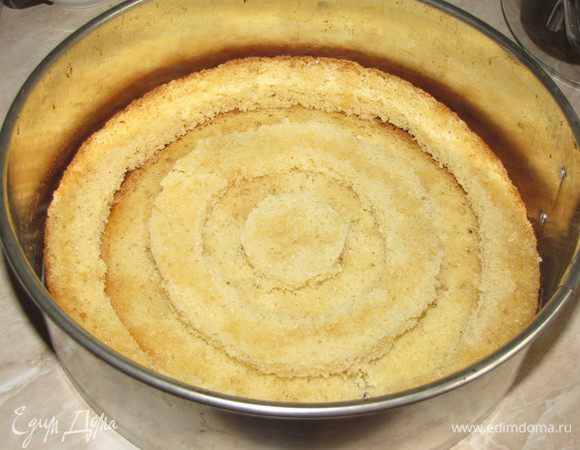 Выложить на него 1, 3, и 5-е кольцо, считая от центра. Пропитать кольца ликером. Пустые места заполнить кремом из кондитерского мешка.