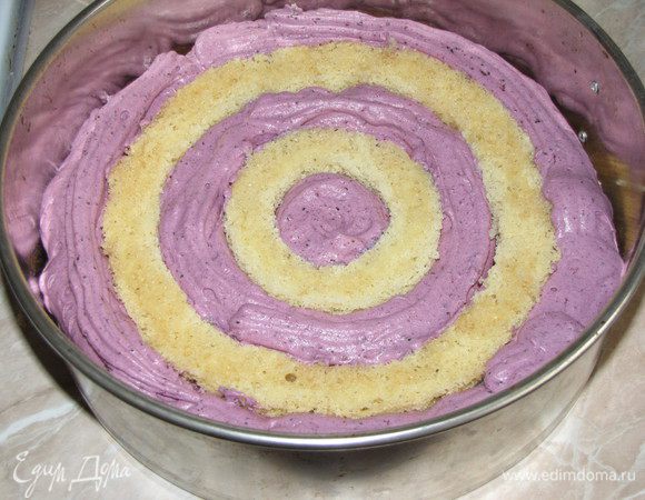 Теперь выложить 2 и 4-е кольца. Заполнить кремом пустоты. Это второй слой торта.