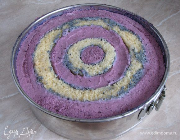 Повторить операцию с оставшимися кольцами. Всего получается 4 слоя. Форму накрыть пищевой пленкой и отправить торт в холодильник на несколько часов, можно на ночь.