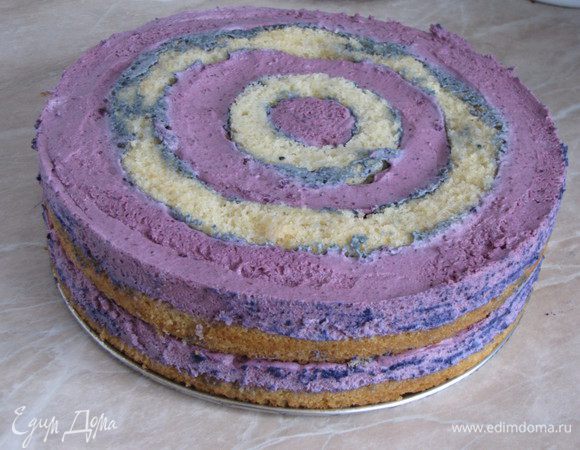 Затем провести острым ножом между тортом и краем формы и аккуратно освободить торт.