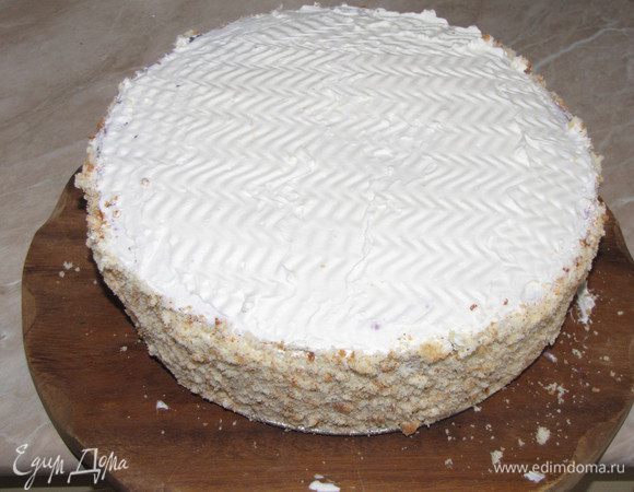 Бока торта обсыпать бисквитной крошкой или молотыми орехами, по желанию.