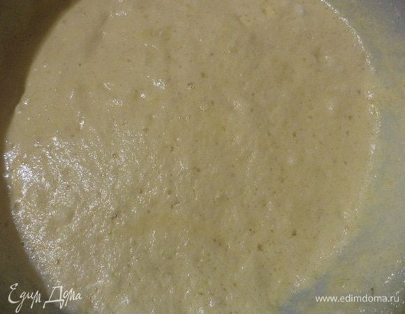 Миндаль измельчить блендером в муку.
Отделить белки от желтков. Белки взбить со щепоткой соли в крепкую пену.
Взбить желтки с сахаром, ванильным сахаром, коньяком и лимонным соком.
Перемешать просеянную муку с разрыхлителем, добавить крахмал и измельчённый миндаль. 
Подмешать к желтковой массе поочерёдно мучную смесь и взбитые белки.