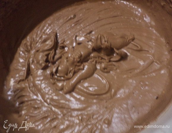 Шоколад разломать на кусочки.
Разогреть в кастрюльке сливки и расплавить в тёплых сливках шоколад. Ни в коем случае не доводить сливки до кипения!
Охладить шоколадные сливки в холодильнике в течении 1 часа.
Взбивать сливки с сахаром около 10 минут, до образования крутой пены.
Опять убираем сливочно-шоколадный крем в холодильник.