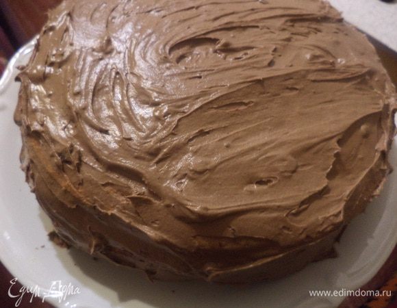 Теперь приступаем к сборке торта. 2 коржа намазать черносмородиновым джемом. Поверх джема нанести слой крема. Кладем коржи друг на друга, сверху накрыть третьим коржом. Обмазать оставшимся кремом верх и бока торта. 