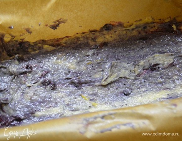 Добавить 70 г черники и аккуратно перемешать. Если черника замороженная, разморозить и слить жидкость.
Форму смазать подсолнечным маслом и выстелить пекарской бумагой. Выложить тесто и разровнять.
Выпекать при 180С 20 минут.