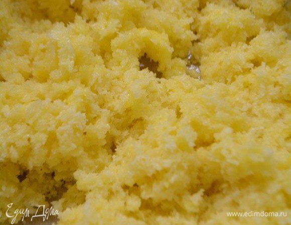 Из оставшегося масла, сахара, кокосовой стружки и яйца замесить крошкообразное тесто.