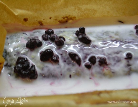 Кокосовое молоко слегка нагреть. На испеченную основу вылить кокосовое молоко, выложить оставшиеся ягоды черники.