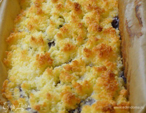 Вытащить пирог из духовки и дать остыть в форме. Только после этого вытащить из формы, удалить бумагу и нарезать на порционные кусочки.