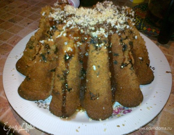 После вынимаем из формы, сверху поливаем отложенной глазурью и посыпаем тертым орехом. 