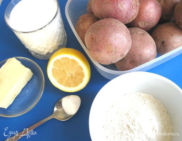 Приготовить все необходимое.
Приготовить пахту. Выжать лимонный сок в молоко, перемешать, оставить на 5-7 минут пока не загустеет. После этого можно использовать.