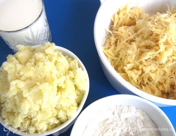 Сварить другую часть картофеля и сделать пюре, у вас должно быть 355 г пюре. Добавить его к сырому картофелю. Перемешать. Просеять муку, соду и соль в эту смесь.