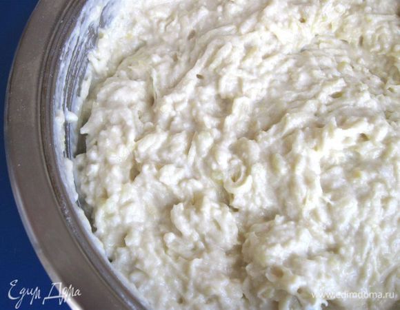 Добавить постепенно пахту и перемешать. Должно получиться густое тесто.