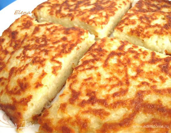 Растопить сливочное масло в большой сковородке.
Положить смесь на сковородку (не всю, у меня получилось 2 больших толстых блина и 7 оладий). Блинчик должен быть толщиной в 2–2.5 сантиметра. Жарить блинчик на медленном огне 12-15 минут каждую сторону. Чтобы вас порадовал результат, надо соблюдать главное правило: медленно и на небольшом огне.