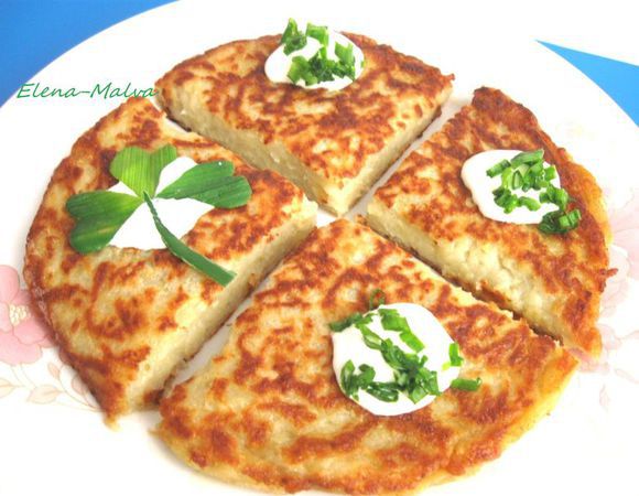 Переверните блин, когда первая сторона хорошо подрумянится. Я использовала для этого большую тарелку в качестве подручного средства. Можете для переворачивания использовать широкую лопатку. Если вы решите делать блинчики меньшего размера, то вам понадобится немного меньше времени на прожаривание каждой стороны.
Разрезать на 4 части.