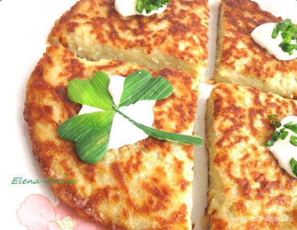 Подавать боксти можно с растопленным маслом, медом, сметаной, жареным беконом или сосиской.