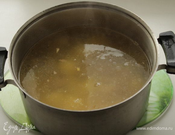 Сварить курицу, если варите с картошкой, спустить картошку в бульон.