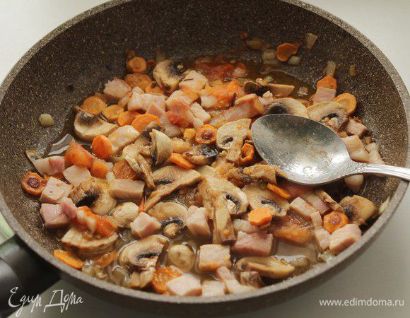На сковороде обжарить лук,морковь и помидоры, грибы с беконом.