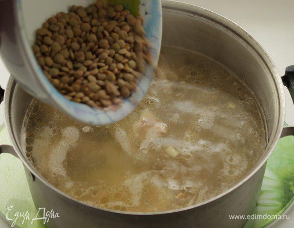 Спустить чечевицу, отварить мин 20-25.