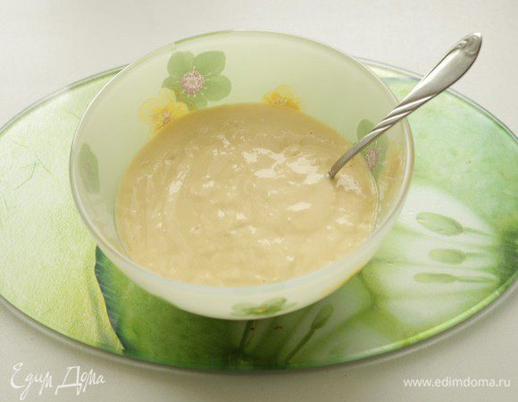 Приготовить тесто на клецки: взвить яйцо, добавить воду, постепенно добавить муку. Тесто должно быть как густая домашняя сметана.