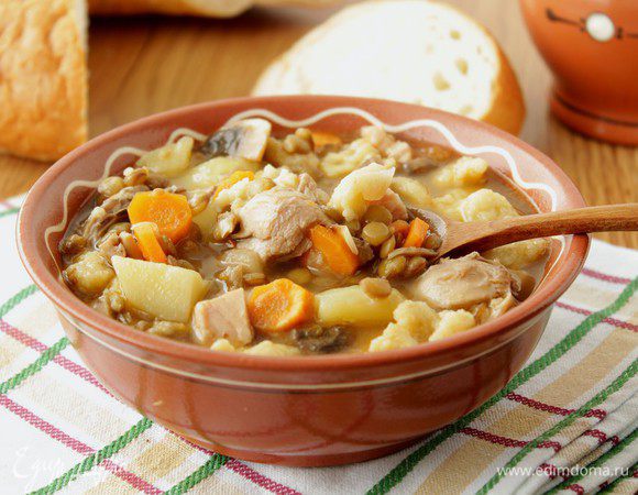 Клецки накладывать чайной ложкой, чем они меньше, тем вкуснее. Клецки готовы после всплытия. Если же крупнее, то проварить минуты 2-3. Дать настояться 10 минут.