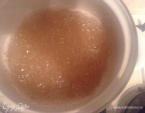 Желатин замочить в 30 мл холодной воды, размешать, оставить на 15 мин. Из смородины выжать сок путем перетерания через сито. Я брала замороженные ягоды, разморозила в кастрюле на огне. 50 мл воды влить в небольшую кастрюлю с толстым дном, всыпать сахар и поставить на слабый огонь. Это будет сироп.Сироп должен достичь 118 градусов. С момента появления больших пузырьков должно пройти минут 5-7. Проверять на мягкий шарик: по истечении времени взять небольшое количество сиропа и капнуть в холодную воду, если можно скатать мягкий шарик- сироп готов.