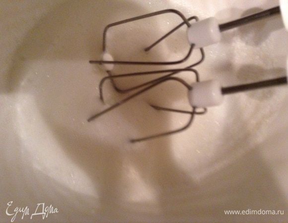 Пока варится сироп, белок взбиваем до мягкой пены. Главное не взбить до пиков!