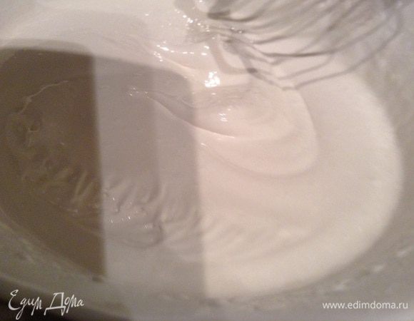 Готовый сироп тонкой струйкой вливаем горячим в белки и параллельно взбиваем до устойчивых пиков. Дать чуть остыть. Желатин распустить в микроволновке. И продолжаем взбивать белки уже с желатином до увеличения массы в 2 раза. Масса получается вязкой и плотной, добавить в нее 1-2 ст. л. сока смородины и перемешать.