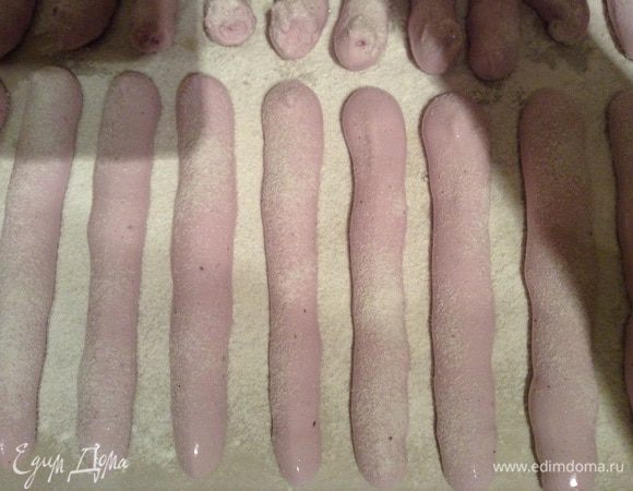 Смешать пудру с крахмалом, притрусить пергаментную бумагу очень обильно, чтобы не прилипло, и быстро отсадить из кондитерского мешка полоски, длиной около 20 см любого диаметра. Снова при трусить пудрой с крахмалом и оставить на 2 часа или на ночь. Можно без холодильника.