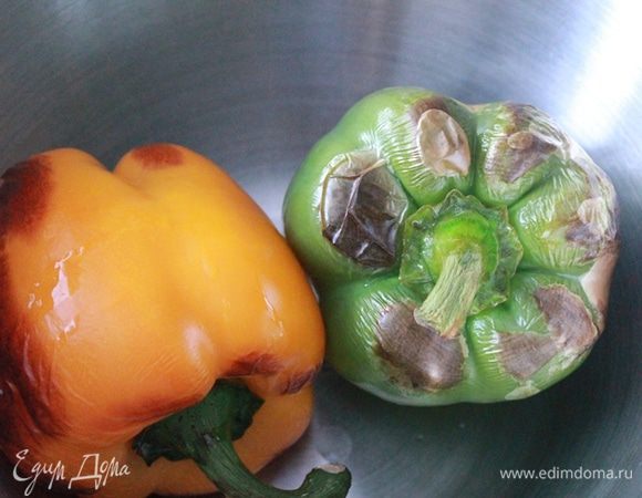 Залить желатин водой (60 мл) .
Перцы положить на решетку и запечь в духовке 10 минут при 200 градусах.
Перцы очистить от кожицы и разрезать вдоль на полоски.