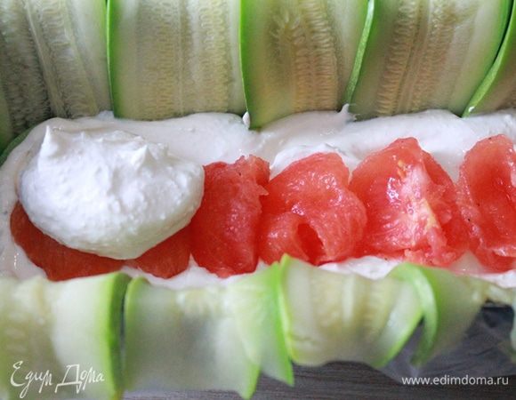 На творог выкладываем помидоры, потом снова слой сыра.