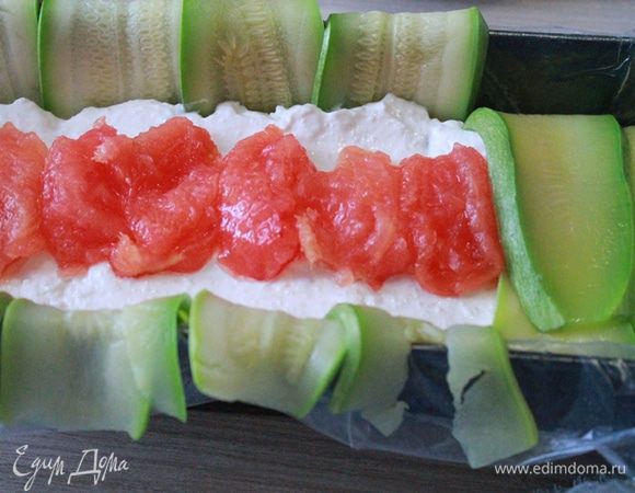 Сверху оставшиеся помидоры и закрываем террин свисающими цукини. С помощью пленки накройте террин сверху и сделайте несколько проколов в пленке ножом. Убрать в холодильник на 4 часа.