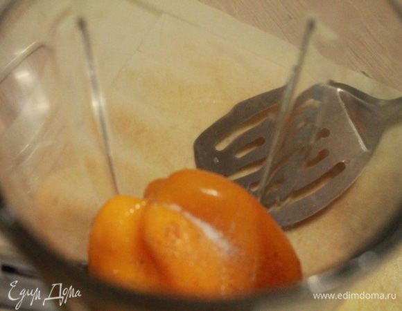 Для первого соуса желтый перец взбейте в блендере. Посолите, поперчите. 
Для второго соуса в блендер положите помидор без кожицы, добавьте петрушку, бальзамический уксус, масло, соль и перец. Взбейте.